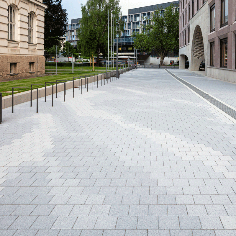Weitläufiger Gehbereich mit Classic VG4 in grau am Campus Innrain der Universität Innsbruck von Friedl Steinwerke.