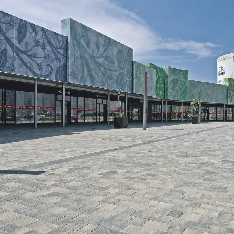 Parndorf Fashion Outlet Piazza granitgrau-schattiert Pflastersteine Friedl Steinwerke Parndorf Fashion Outlet Piazza granitgrau-schattiert Pflastersteine Friedl Steinwerke