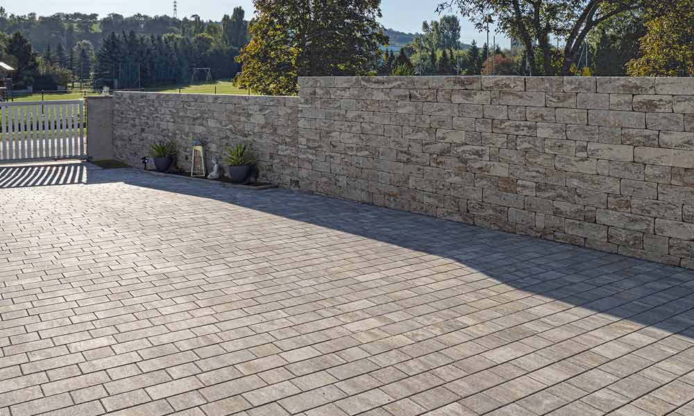 Arret B15 VG4 Kombipflaster basalt-schattiert kombiniert mit Mauerstein Gutshof MB24 muschelkalk in 15 cm breiten Reihen versetzt Arret B15 VG4 Kombipflaster basalt-schattiert kombiniert mit Mauerstein Gutshof MB24 muschelkalk in 15 cm breiten Reihen versetzt
