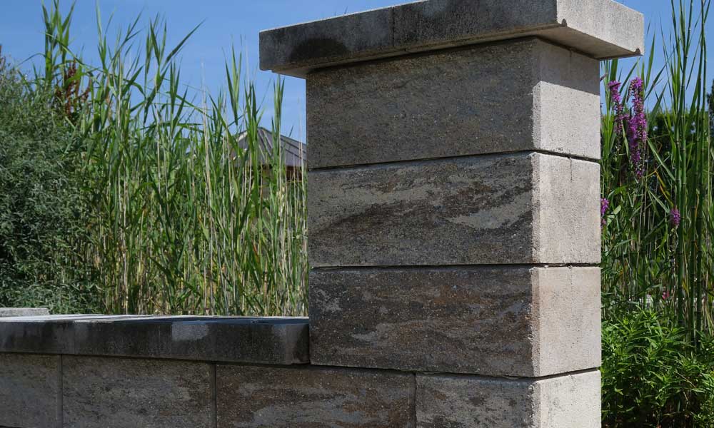 Faro Zaun- und Mauerstein muschelkalk kombiniert mit Abdeckplatte mit Wassernase 25 x 28 x 6 cm muschelkalk