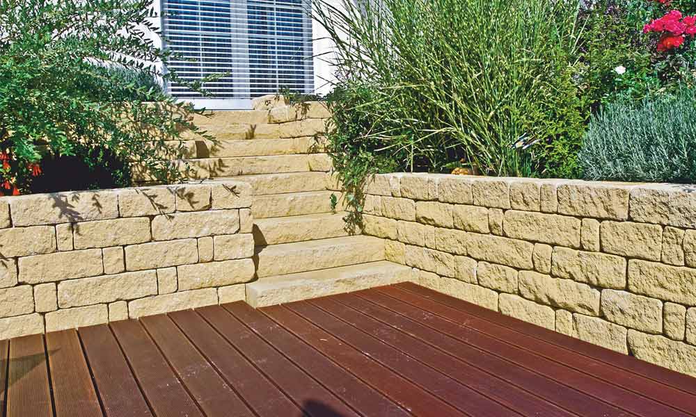 Mauerstein Gutshof MB24 bossiert sandgelb in 15 cm Reihen und Blockstufe Gutshof gespalten 100 x 40 x 15 cm in sandgelb Mauerstein Gutshof MB24 bossiert sandgelb in 15 cm Reihen und Blockstufe Gutshof gespalten 100 x 40 x 15 cm in sandgelb