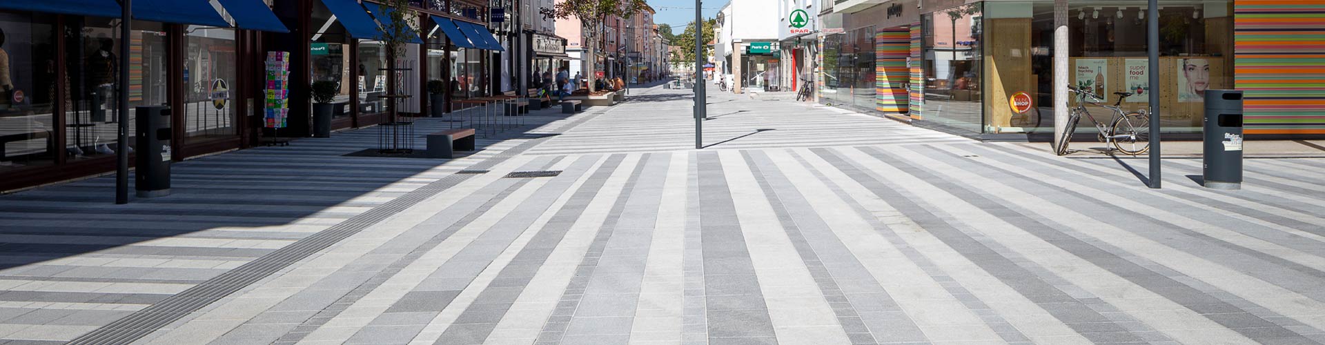 Fußgängerzone Wiener Neustadt Linea VG4 Pflasterplatte Edelsplitt weiß-schwarz Friedl Steinwerke