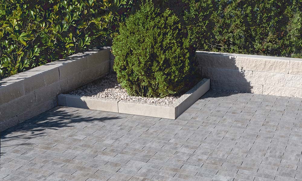 Sigma Riemchen basalt-schattiert kombiniert mit Mauerblock Momento 60 x 16 x 15 cm kreide als Mauer, Mauerblock Momento 60 x 24 x 7,5 cm kreide als Randeinfassung und Friedl Zierkies Dusty Champagne Sigma Riemchen basalt-schattiert kombiniert mit Mauerblock Momento 60 x 16 x 15 cm kreide als Mauer, Mauerblock Momento 60 x 24 x 7,5 cm kreide als Randeinfassung und Friedl Zierkies Dusty Champagne