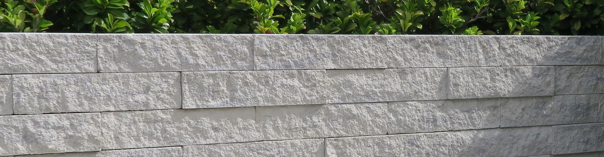 Moderne Gartenmauer Mauerblock Momento kreide Friedl Steinwerke