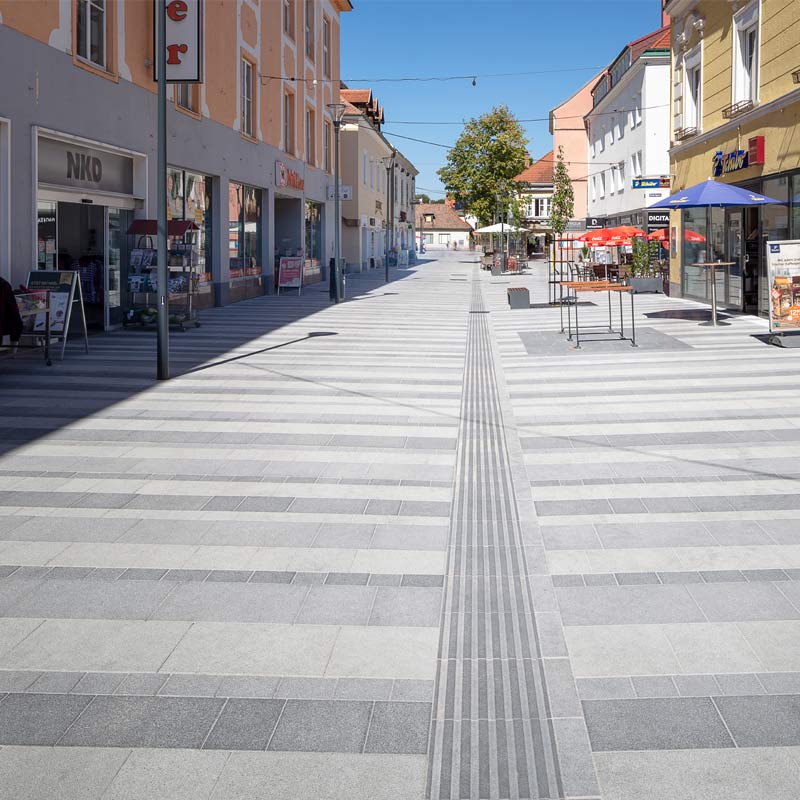 Fußgängerzone Wiener Neustadt Linea VG4 Pflasterplatte Edelsplitt weiß-schwarz Friedl Steinwerke