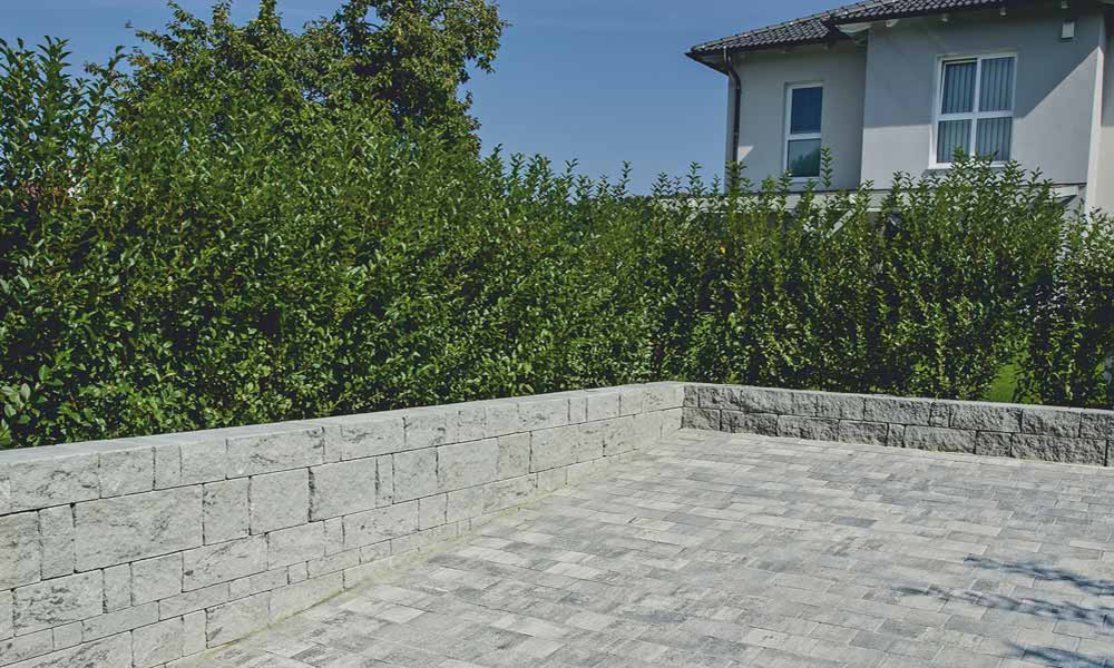 Arret B15 VG4 Kombipflaster granitgrau-schattiert kombiniert mit Mauerstein Gutshof MB24 gespalten granitgrau-schattiert in Bahnen mit unterschiedlichen Höhen versetzt Arret B15 VG4 Kombipflaster granitgrau-schattiert kombiniert mit Mauerstein Gutshof MB24 gespalten granitgrau-schattiert in Bahnen mit unterschiedlichen Höhen versetzt