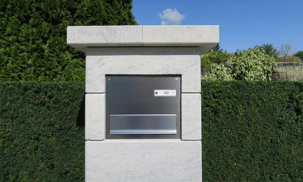 Classic Zaun- und Mauerstein eisgrau-schattiert  kombiniert mit Frontblende aus Edelstahl gebürstet für Gegensprechanlage inkl. Briefkasten Classic Zaun- und Mauerstein eisgrau-schattiert  kombiniert mit Frontblende aus Edelstahl gebürstet für Gegensprechanlage inkl. Briefkasten