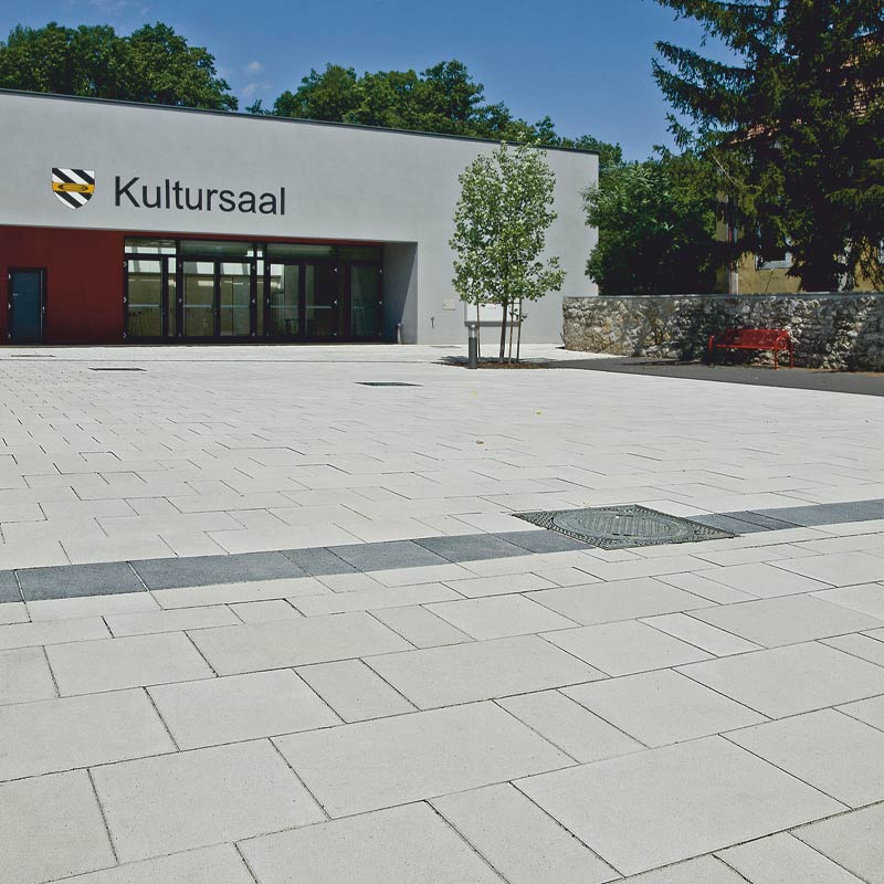 Gemeindeplatz Mitterndorf Campus VG4 grau Pflastersteine Friedl Steinwerke Gemeindeplatz Mitterndorf Campus VG4 grau Pflastersteine Friedl Steinwerke