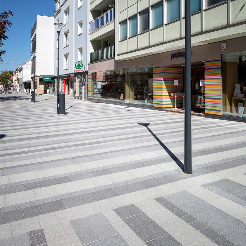 Fußgängerzone Wiener Neustadt Linea VG4 Pflasterplatte Edelsplitt weiß-schwarz Friedl Steinwerke Fußgängerzone Wiener Neustadt Linea VG4 Pflasterplatte Edelsplitt weiß-schwarz Friedl Steinwerke