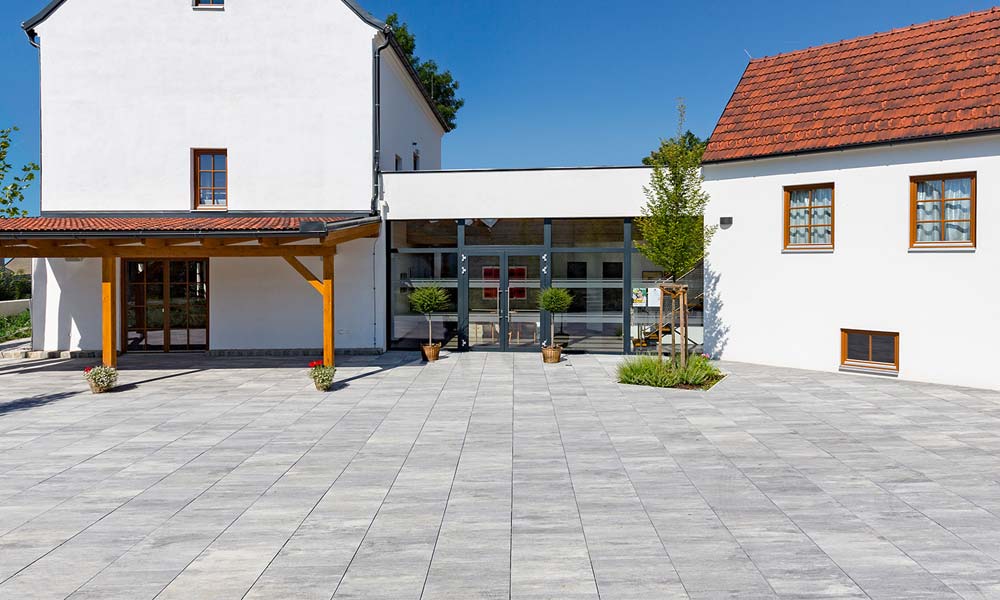 Öffentliche Plätze Linea VG4 Pflasterplatte granitgrau-schattiert Friedl Steinwerke Öffentliche Plätze Linea VG4 Pflasterplatte granitgrau-schattiert Friedl Steinwerke