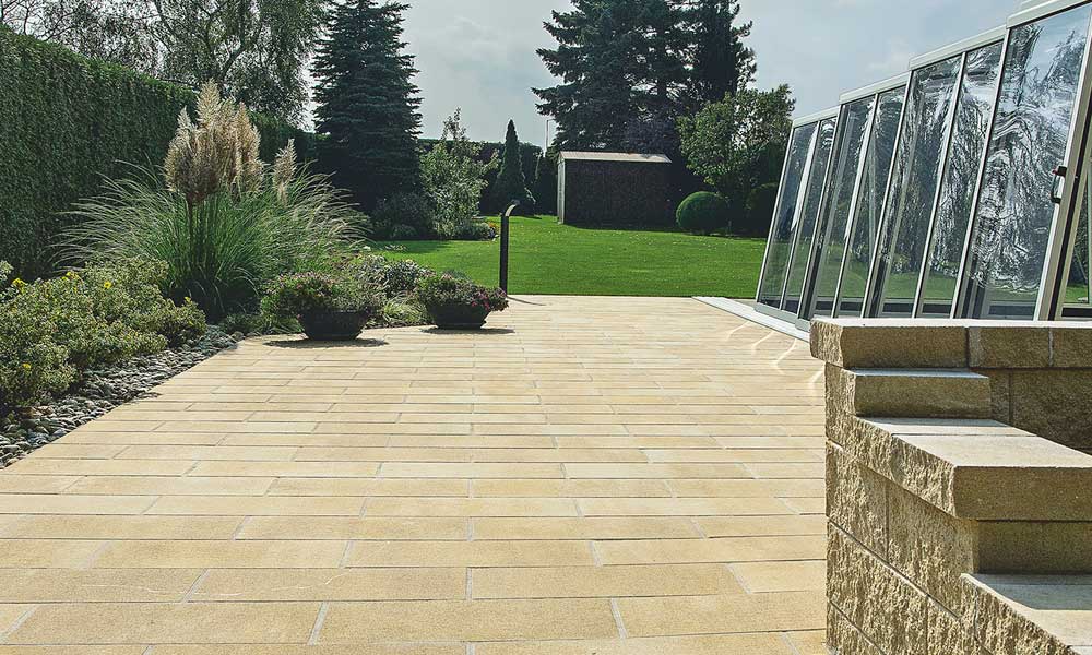 Largo Bodenplatte 59,8 x 29,8 x 5 cm sandgelb-schattiert kombiniert mit Faro Zaun- und Mauerstein sandgelb und Abdeckplatte Gutshof gespalten sandgelb Largo Bodenplatte 59,8 x 29,8 x 5 cm sandgelb-schattiert kombiniert mit Faro Zaun- und Mauerstein sandgelb und Abdeckplatte Gutshof gespalten sandgelb
