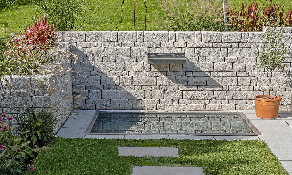 Mauerstein Gutshof MB24 bossiert granitgrau-schattiert in 7,5 cm und 15 cm hohen Reihen versetzt, kombiniert mit LIV29 79,4 x 39,4 x 2,9 cm nebel als Trittplatten