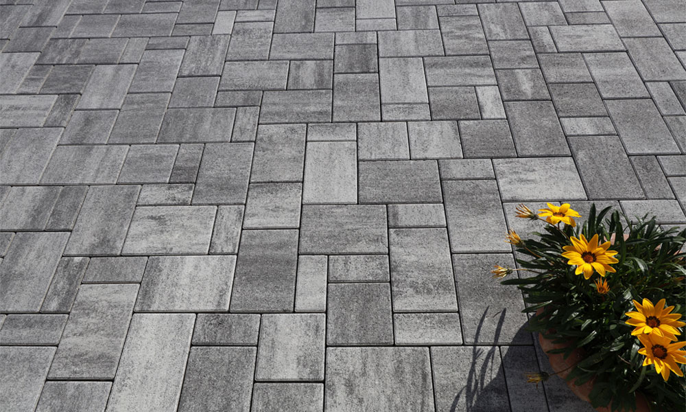 Das Moya Kombipflaster in granitgrau-schattiert von Friedl Steinwerke verleiht der Einfahrt ein modernes und harmonisches Erscheinungsbild. Das Moya Kombipflaster in granitgrau-schattiert von Friedl Steinwerke verleiht der Einfahrt ein modernes und harmonisches Erscheinungsbild.
