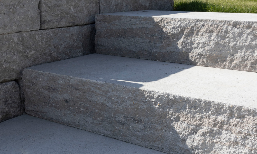 Blockstufe Gutshof gespalten 100 x 40 x 15 cm steingrau-schattiert Blockstufe Gutshof gespalten 100 x 40 x 15 cm steingrau-schattiert