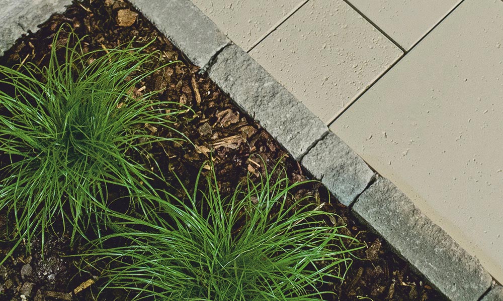 Einfassungsstein Gutshof bossiert grau Einfassungsstein Gutshof bossiert grau