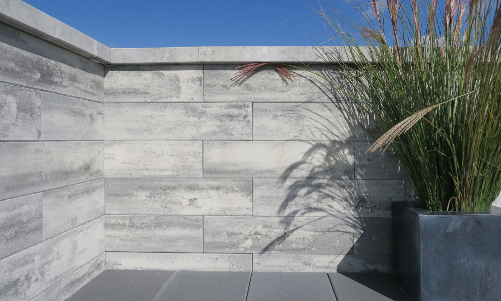 Modulus Pur Zaun- und Mauerstein granitgrau-schattiert kombiniert mit Linea VG4 60 x 30 x 8 cm platin dunkel