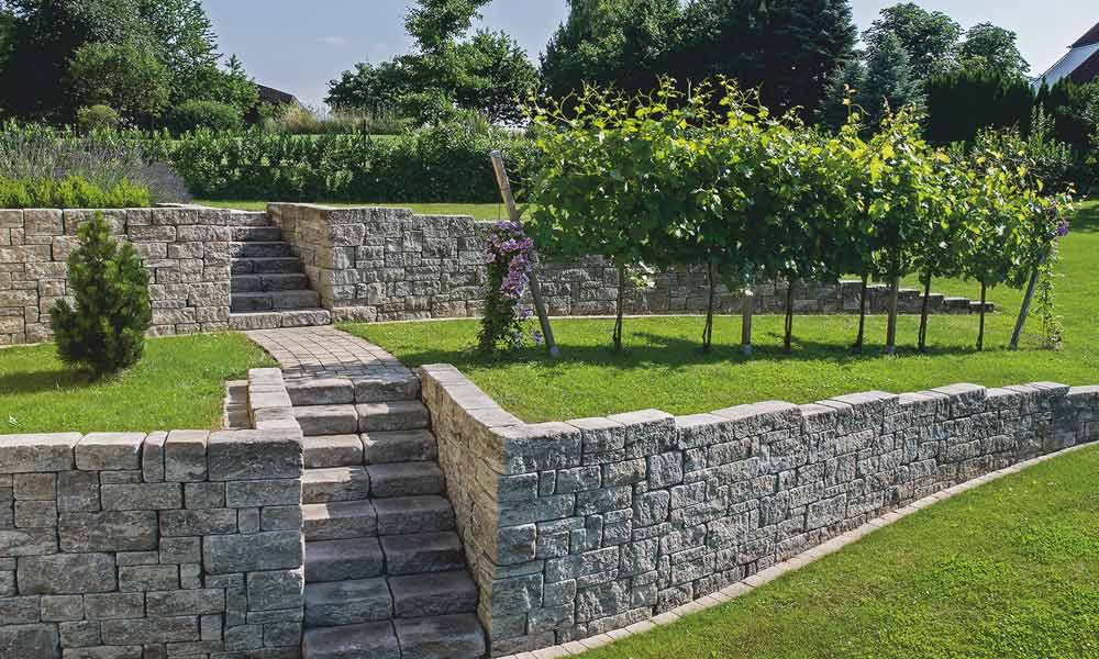 Mauerstein Gutshof MB24 bossiert muschelkalk, im wilden Verband versetzt, kombiniert mit Gutshof Blockstufe bossiert muschelkalk Mauerstein Gutshof MB24 bossiert muschelkalk, im wilden Verband versetzt, kombiniert mit Gutshof Blockstufe bossiert muschelkalk