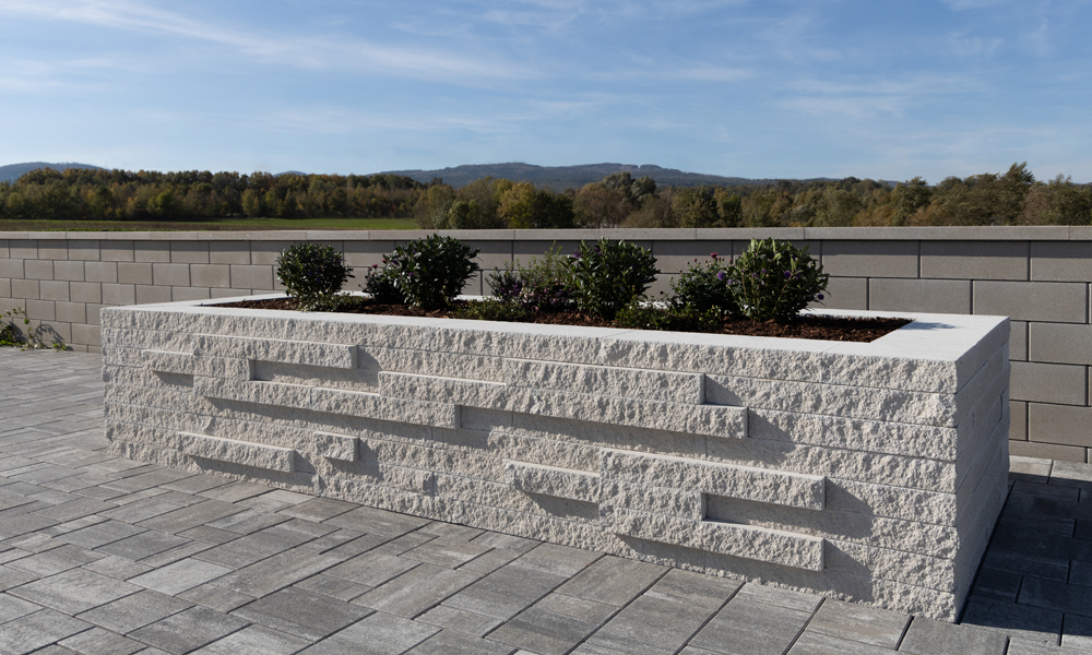 Mauerblock Momento 60 x 24 x 7,5 cm altweiß als Hochbeet versetzt kombiniert mit Moya Kombipflaster granitgrau-schattiert Mauerblock Momento 60 x 24 x 7,5 cm altweiß als Hochbeet versetzt kombiniert mit Moya Kombipflaster granitgrau-schattiert