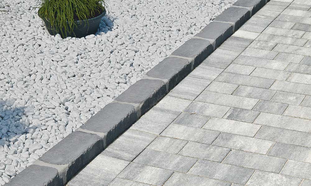Palisade Grado anthrazit liegend als Randeinfassung kombiniert mit Arret B15 VG4 Kombipflaster granitgrau-schattiert Palisade Grado anthrazit liegend als Randeinfassung kombiniert mit Arret B15 VG4 Kombipflaster granitgrau-schattiert