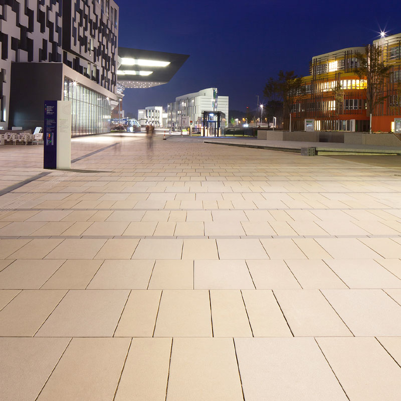 Ruhige Platzfläche mit Magnum im Farbton weiß auf dem Campus der Wirtschaftsuniversität Wien von Friedl Steinwerke.