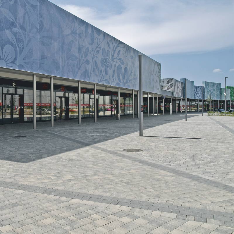 Parndorf Fashion Outlet Piazza granitgrau-schattiert Pflastersteine Friedl Steinwerke Parndorf Fashion Outlet Piazza granitgrau-schattiert Pflastersteine Friedl Steinwerke