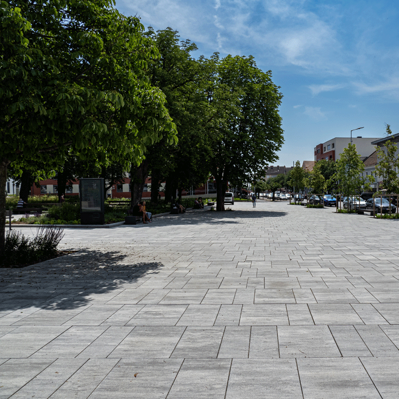Stadtgarten Oberwart Magnum Platten granitgrau-schattiert Im Stadtgarten Oberwart wurde die Fläche mit Magnum Platten in granitgrau-schattiert gestaltet, umgesetzt mit Steinen von Friedl Steinwerke.