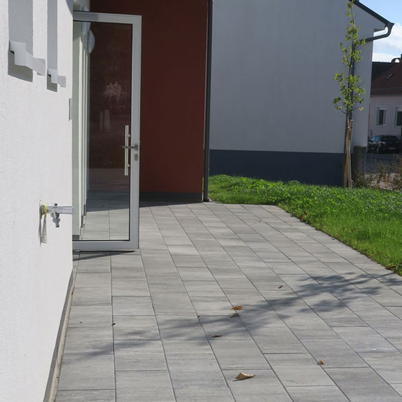 Terrassenbereich mit Largo Bodenplatte in eisgrau-schattiert beim Gesundheitszentrum Weppersdorf, Friedl Steinwerke.