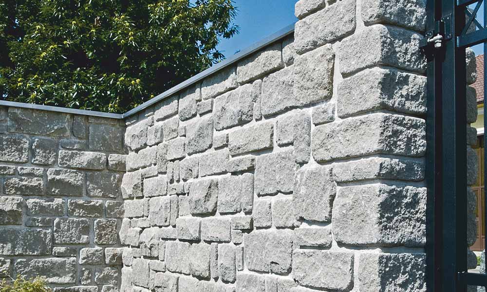Mauerstein Gutshof MB24 bossiert grau, im wilden Verband mit Mörtelfuge versetzt Mauerstein Gutshof MB24 bossiert grau, im wilden Verband mit Mörtelfuge versetzt