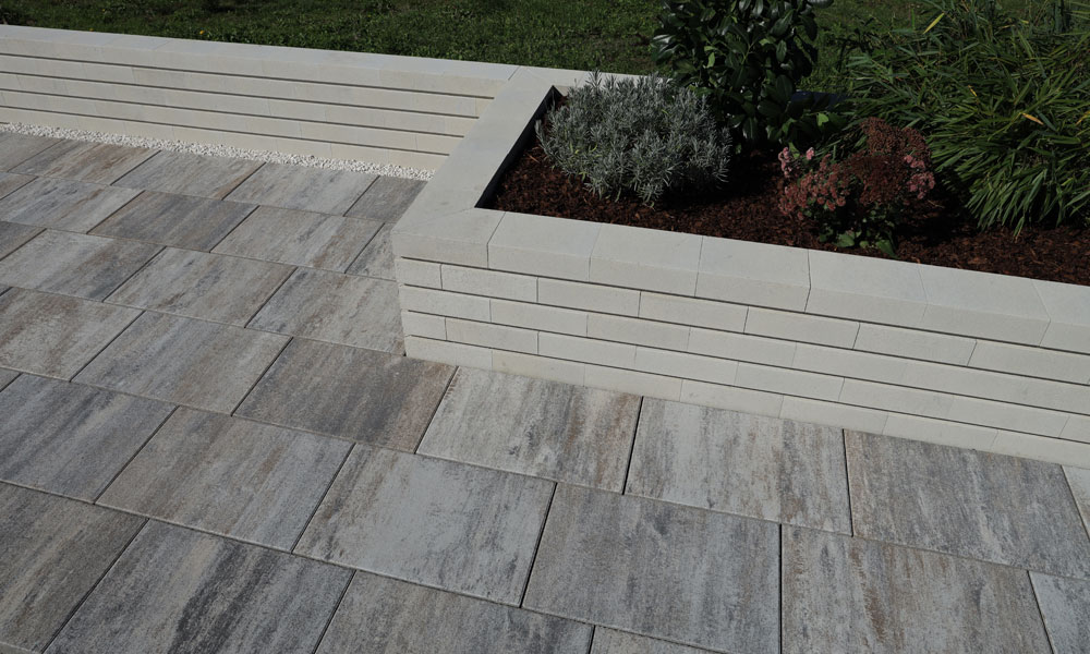 Tauri VG4 60 x 40 x 6 cm basalt-schattiert kombiniert mit Daris Mauerstein 30 x 20 x 10 cm kreide