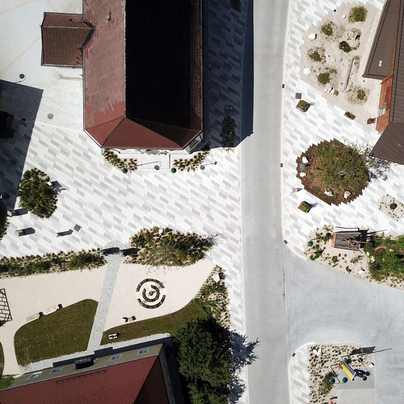 Begegnungszone Lunz am See Linea Rhomboid und Kursiva taupe hell und dunkel Luftaufnahme der Begegnungszone Lunz am See mit Linea Rhomboid und Kursiva taupe hell und dunkel, Friedl Steinwerke.