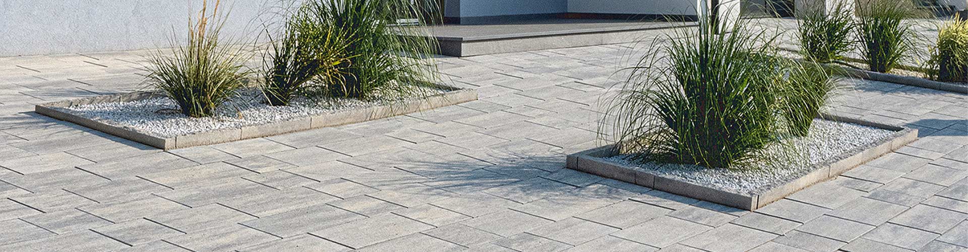 GEWINNSPIEL - ICH LEBE MEINE GARTENTRÄUME Einfahrt Cadea VG4 eisgrau-schattiert Pflastersteine Friedl Steinwerke