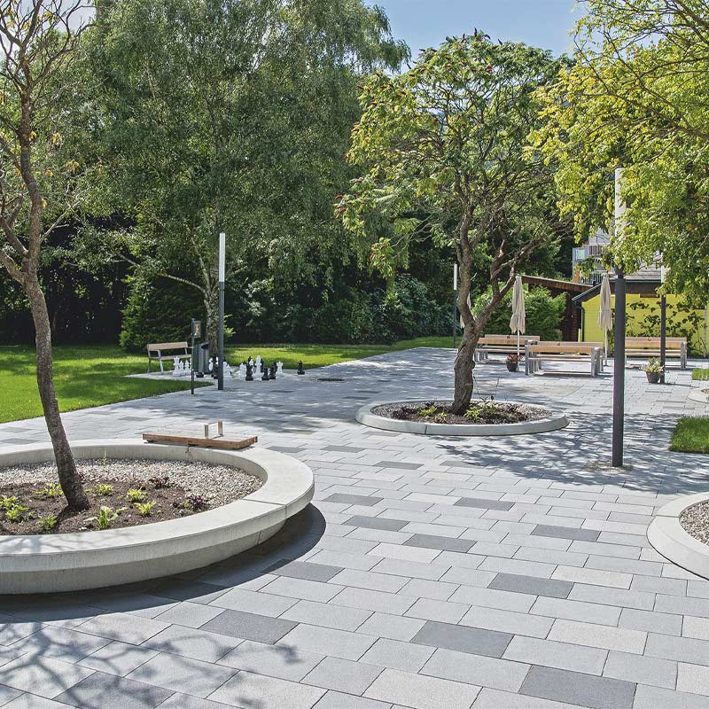 Begegnungszone Waldegg Linea VG4 Pflasterplatte platin-hell-mittel-anthrazit Friedl Steinwerke Begegnungszone Waldegg Linea VG4 Pflasterplatte platin-hell-mittel-anthrazit, Friedl Steinwerke