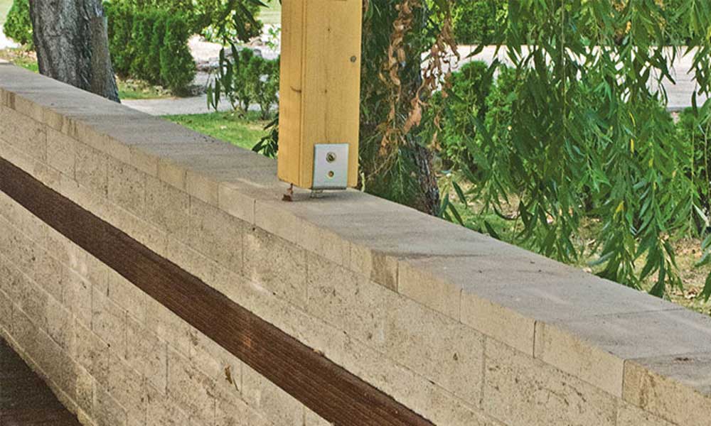Faro Zaun- und Mauerstein kalkstein-schattiert kombiniert mit Abdeckplatte mit Wassernase kalkstein-schattiert