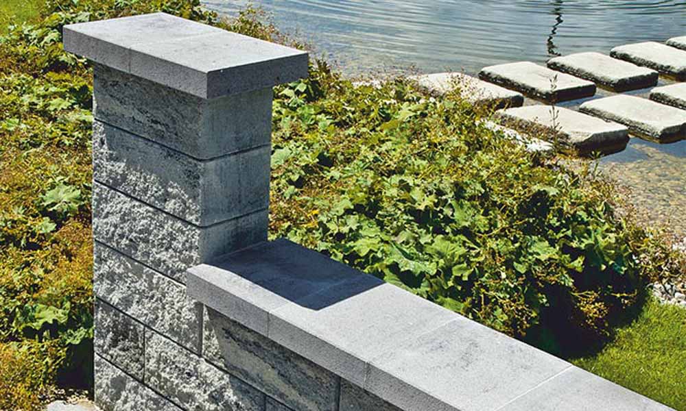 Faro Zaun- und Mauerstein granitgrau-schattiert kombiniert mit Abdeckplatte mit Wassernase granitgrau-schattiert Faro Zaun- und Mauerstein granitgrau-schattiert kombiniert mit Abdeckplatte mit Wassernase granitgrau-schattiert