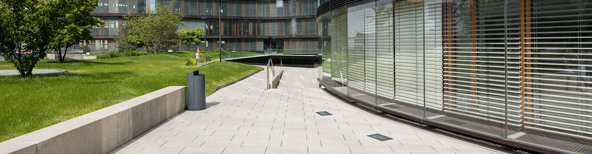 Erste Campus Largo Bodenplatte Edelsplitt weiß-schwarz Friedl Steinwerke