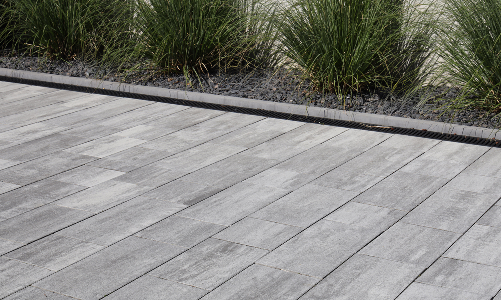 Cadea B30 VG4 Kombipflaster granitgrau-schattiert Die Pflasterfläche mit Cadea B30 VG4 in granitgrau-schattiert verleiht der Einfahrt eine elegante Note, Steine von Friedl Steinwerke.