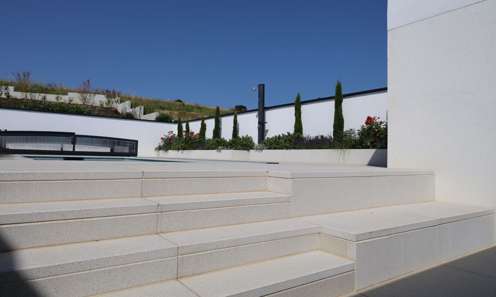 LIV quarzit von Friedl Steinwerke als elegante Stufenlösung in einer modernen Gartengestaltung mit Poolbereich. LIV quarzit von Friedl Steinwerke als elegante Stufenlösung in einer modernen Gartengestaltung mit Poolbereich.