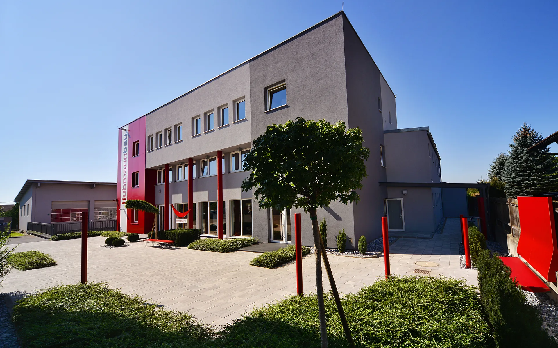 Platzfläche vor dem Gebäude mit Linea VG4 in granitgrau-schattiert am Anton-Hubmann-Platz in Gössendorf von Friedl Steinwerke.