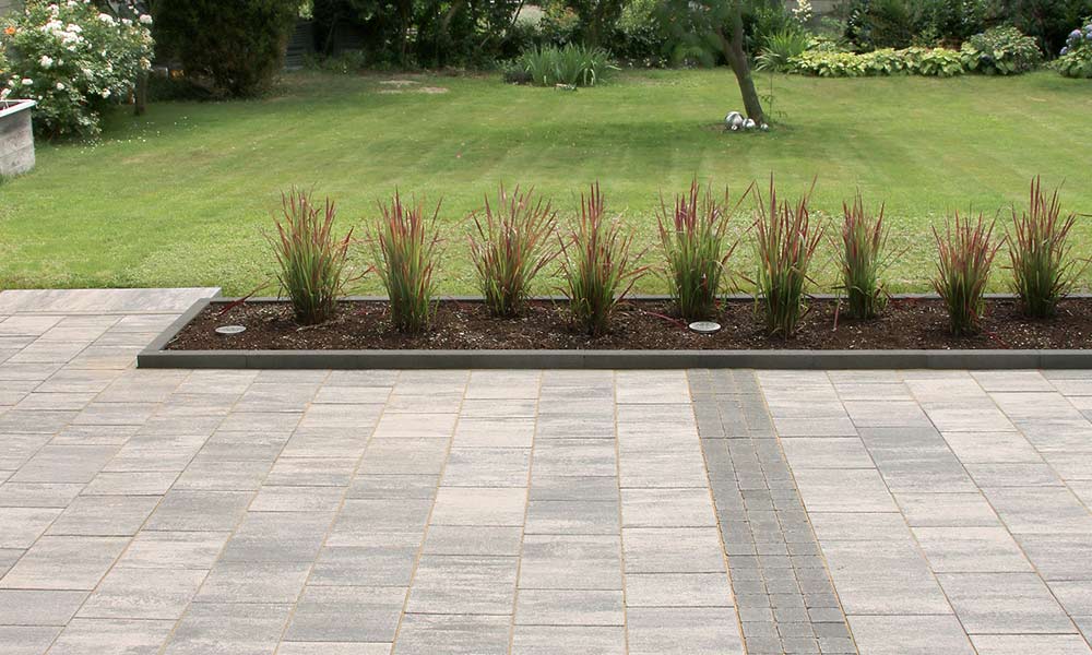 Arret B25 VG4 Kombipflaster granitgrau-schattiert kombiniert mit Grado Würfel anthrazit und Universal-Abschlussstein anthrazit Arret B25 VG4 Kombipflaster granitgrau-schattiert kombiniert mit Grado Würfel anthrazit und Universal-Abschlussstein anthrazit
