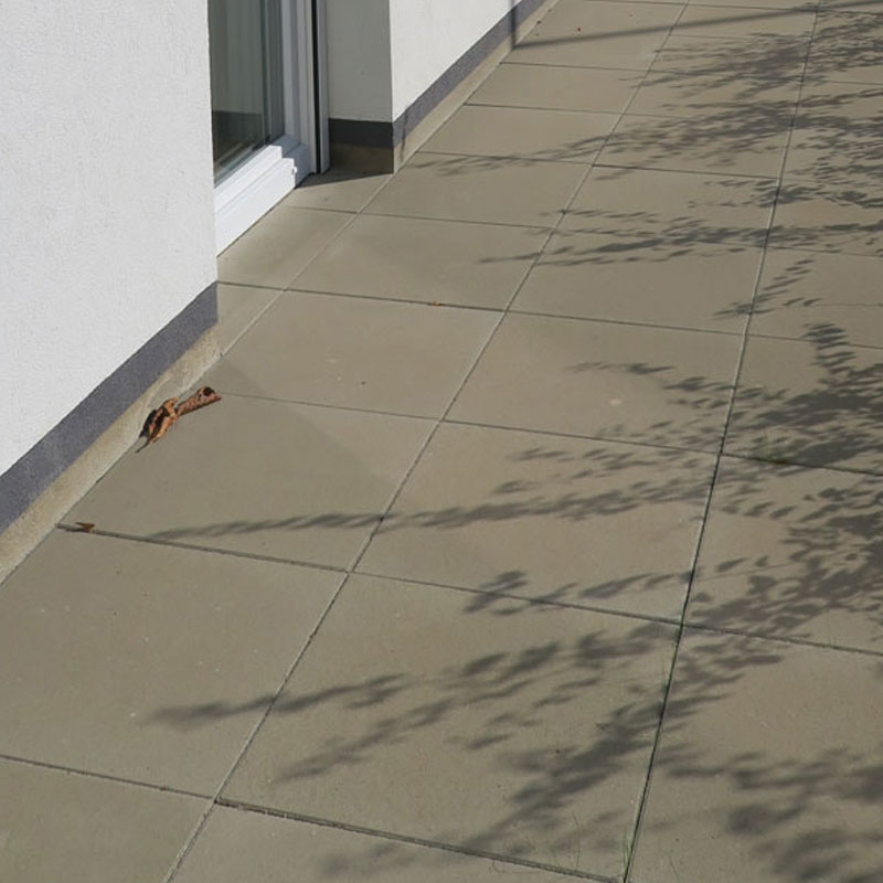 Zugang mit Classic Bodenplatte in Grau entlang der Fassade beim Gesundheitszentrum Weppersdorf, Friedl Steinwerke.