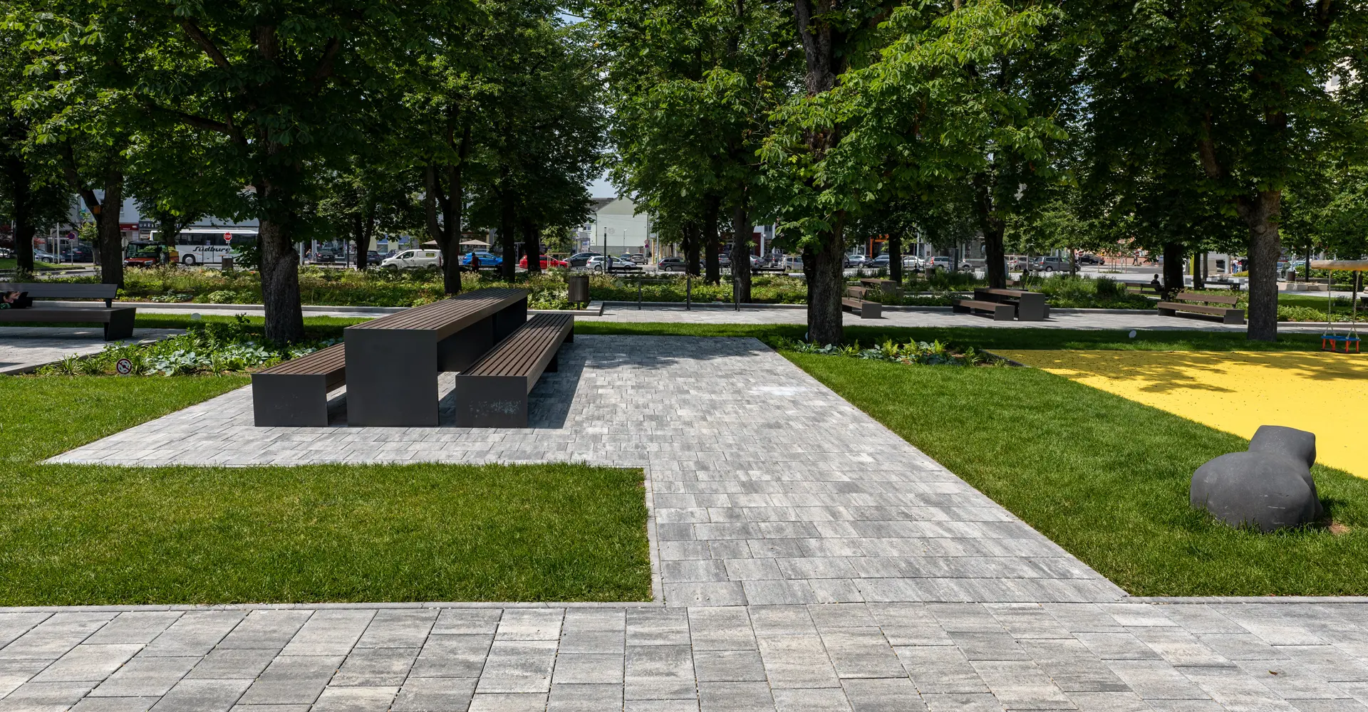 Stadtgarten Oberwart mit Arret B25 VG4 Kombipflaster granitgrau-schattiert, Wege und Sitzbereiche im Grünen, Friedl Steinwerke.