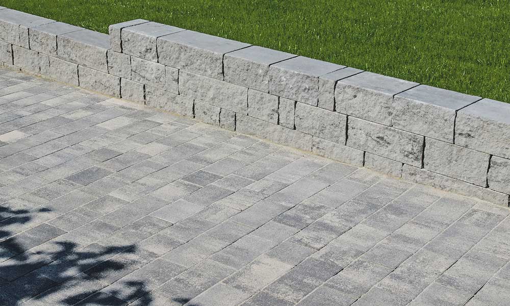 Mauerstein Gutshof MB24 gespalten granitgrau-schattiert in 15 cm Reihen kombiniert mit Arret B15 VG Kombipflaster granitgrau-schattiert Mauerstein Gutshof MB24 gespalten granitgrau-schattiert in 15 cm Reihen kombiniert mit Arret B15 VG Kombipflaster granitgrau-schattiert