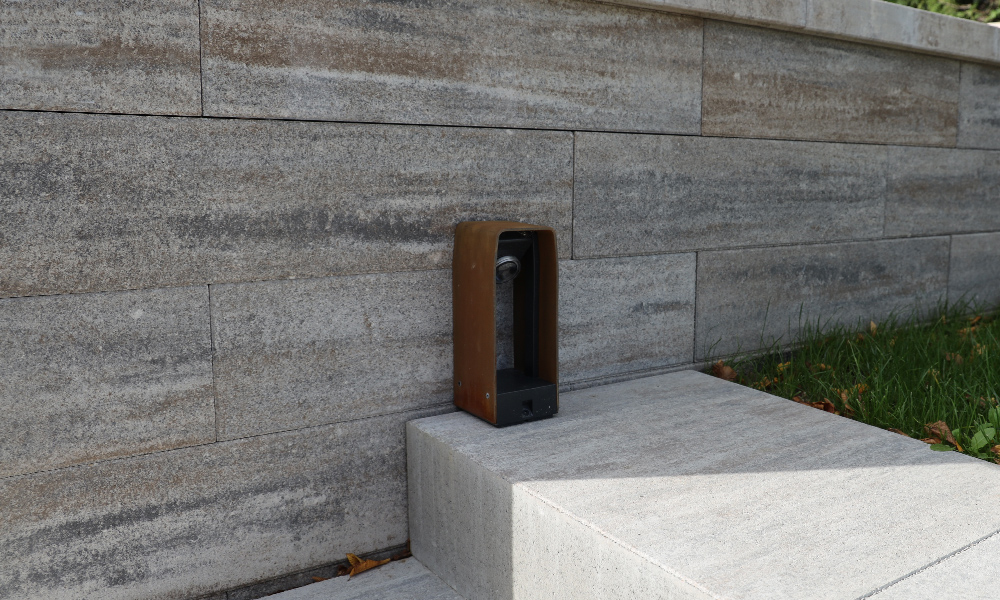 Modulus Pur Zaun- und Mauerstein basalt-schattiert kombiniert mit Linea Blockstufe basalt-schattiert und in-lite Standleuchte Ace Corten Modulus Pur Zaun- und Mauerstein basalt-schattiert kombiniert mit Linea Blockstufe basalt-schattiert und in-lite Standleuchte Ace Corten