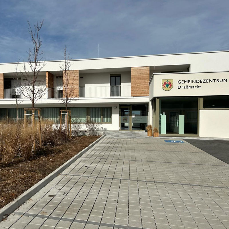 Parkfläche vor dem Gemeindezentrum Draßmarkt mit Blu Plus VG4 grau, funktional und modern gestaltet, Friedl Steinwerke.