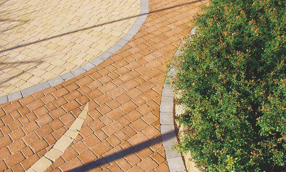 Piazza Grado lehmbraun kombiniert mit Piazza Grado sandgelb und grau (als Bänder) Piazza Grado lehmbraun kombiniert mit Piazza Grado sandgelb und grau (als Bänder)