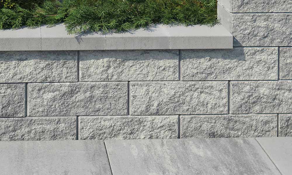 Faro Zaun- und Mauerstein platin-schattiert kombiniert mit Abdeckplatte mit Wassernase 25 x 28 x 6 cm platin mittel