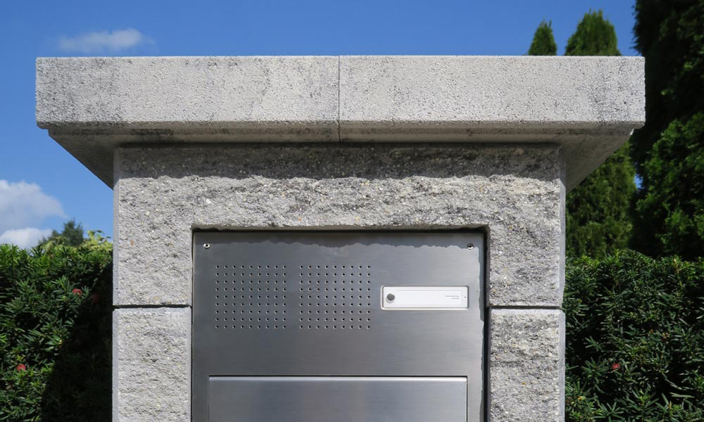 Faro Zaun- und Mauerstein granitgrau-schattiert mit Frontblende aus Edelstahl gebürstet für Gegensprechanlage inkl. Briefkasten Faro Zaun- und Mauerstein granitgrau-schattiert mit Frontblende aus Edelstahl gebürstet für Gegensprechanlage inkl. Briefkasten