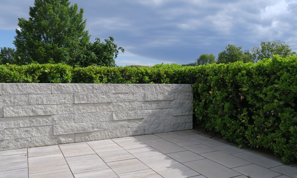 Mauerblock Momento 60 x 19 x 15 cm eisgrau-schattiert kombiniert mit Campus VG4 basalt-schattiert Mauerblock Momento 60 x 19 x 15 cm eisgrau-schattiert kombiniert mit Campus VG4 basalt-schattiert