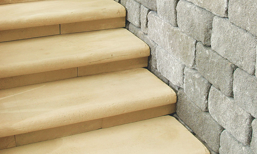 Parkstone Stufen  mit halbrunder Vorderkante sandstein-schattiert kombiniert mit Mauerstein Gutshof MB24 bossiert grau