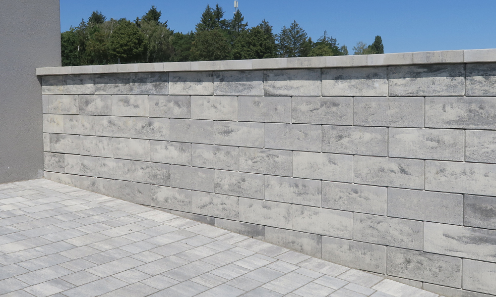 Classic Zaun- und Mauerstein granitgrau-schattiert kombiniert mit Abdeckplatte mit Wassernase granitgrau-schattiert und Arret B15 VG4 Kombipflaster granitgrau-schattiert